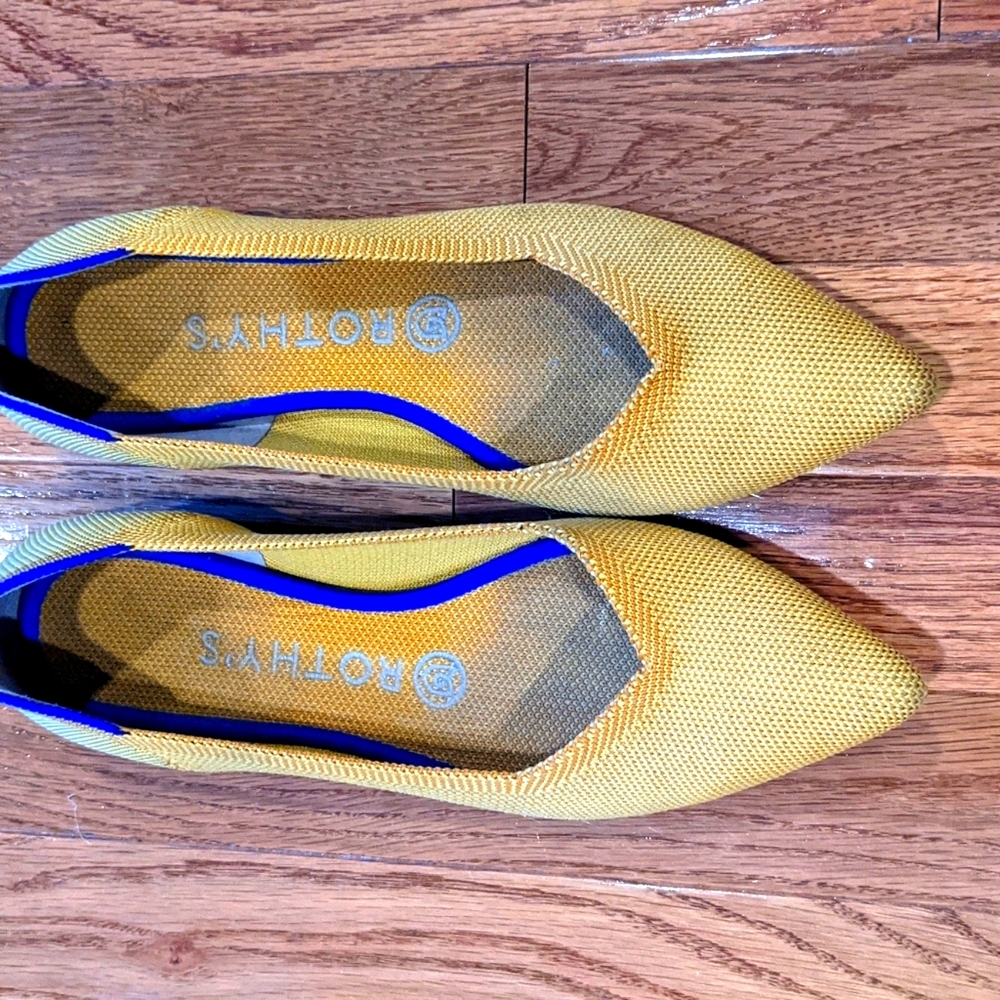 Stylish "point" from Rothys in yellow!
